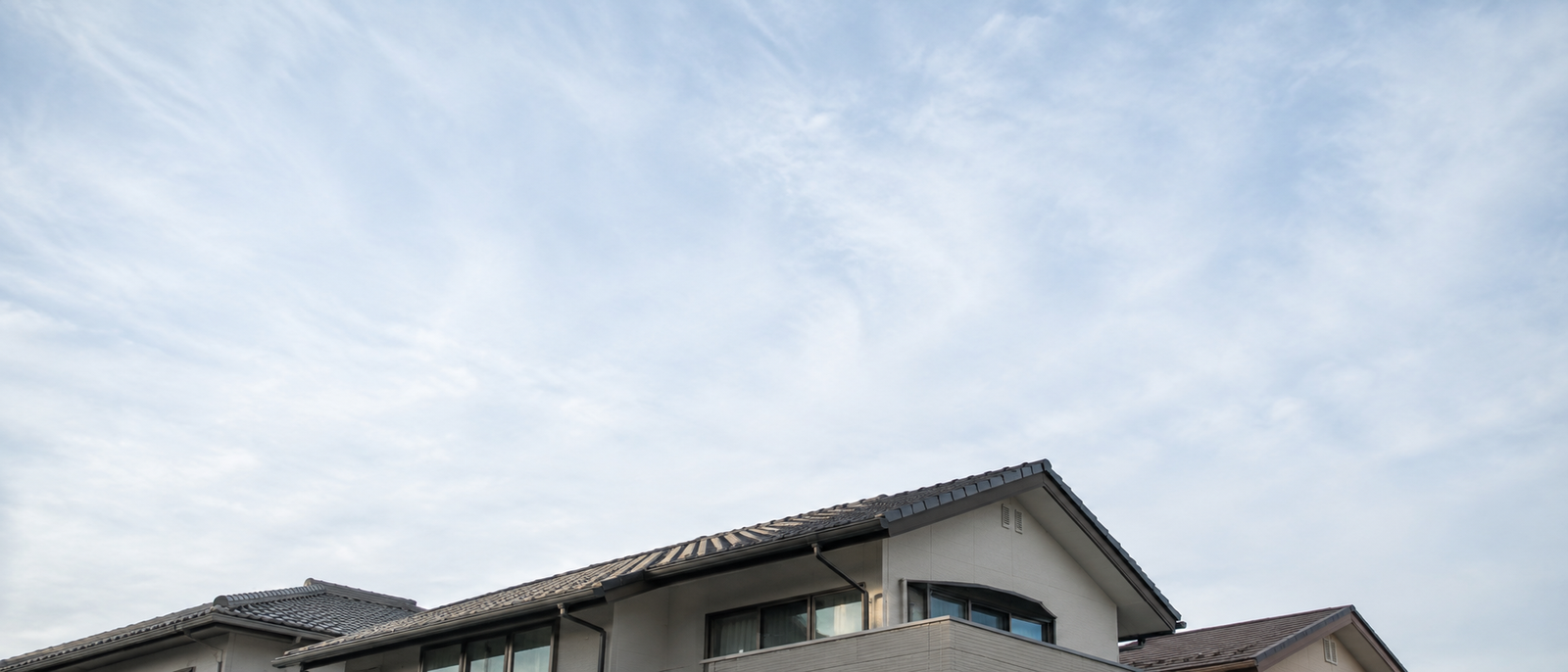 住宅の屋根と空
